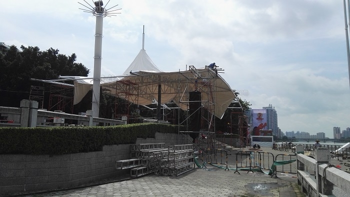 張拉膜雨棚安裝-燁興膜結(jié)構(gòu) 張拉膜雨棚安裝.jpg