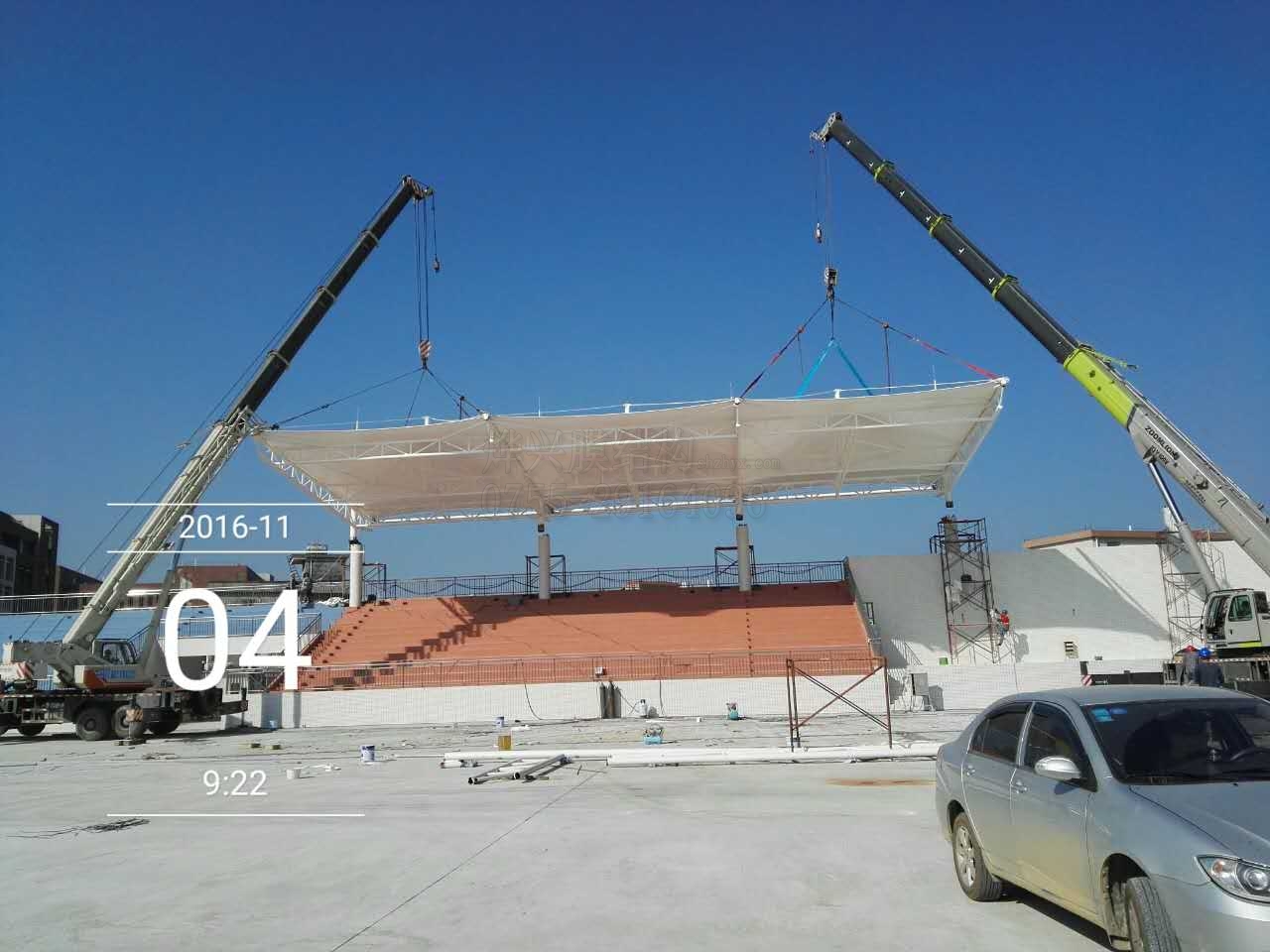 廣州機電學(xué)校膜結(jié)構(gòu)看臺吊裝作業(yè)