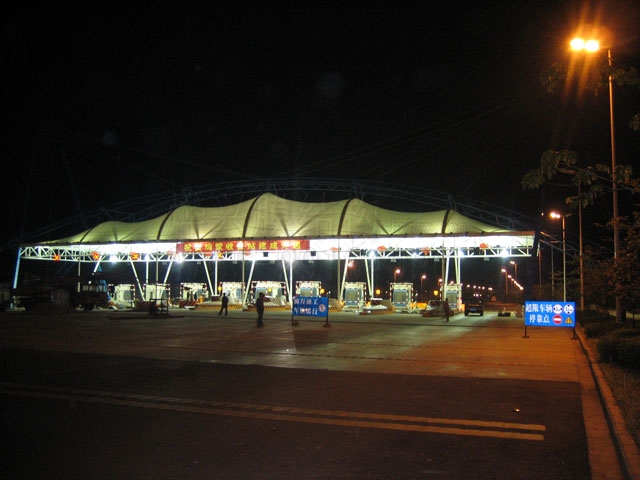 經過收費站，您第一眼看到的是什么？